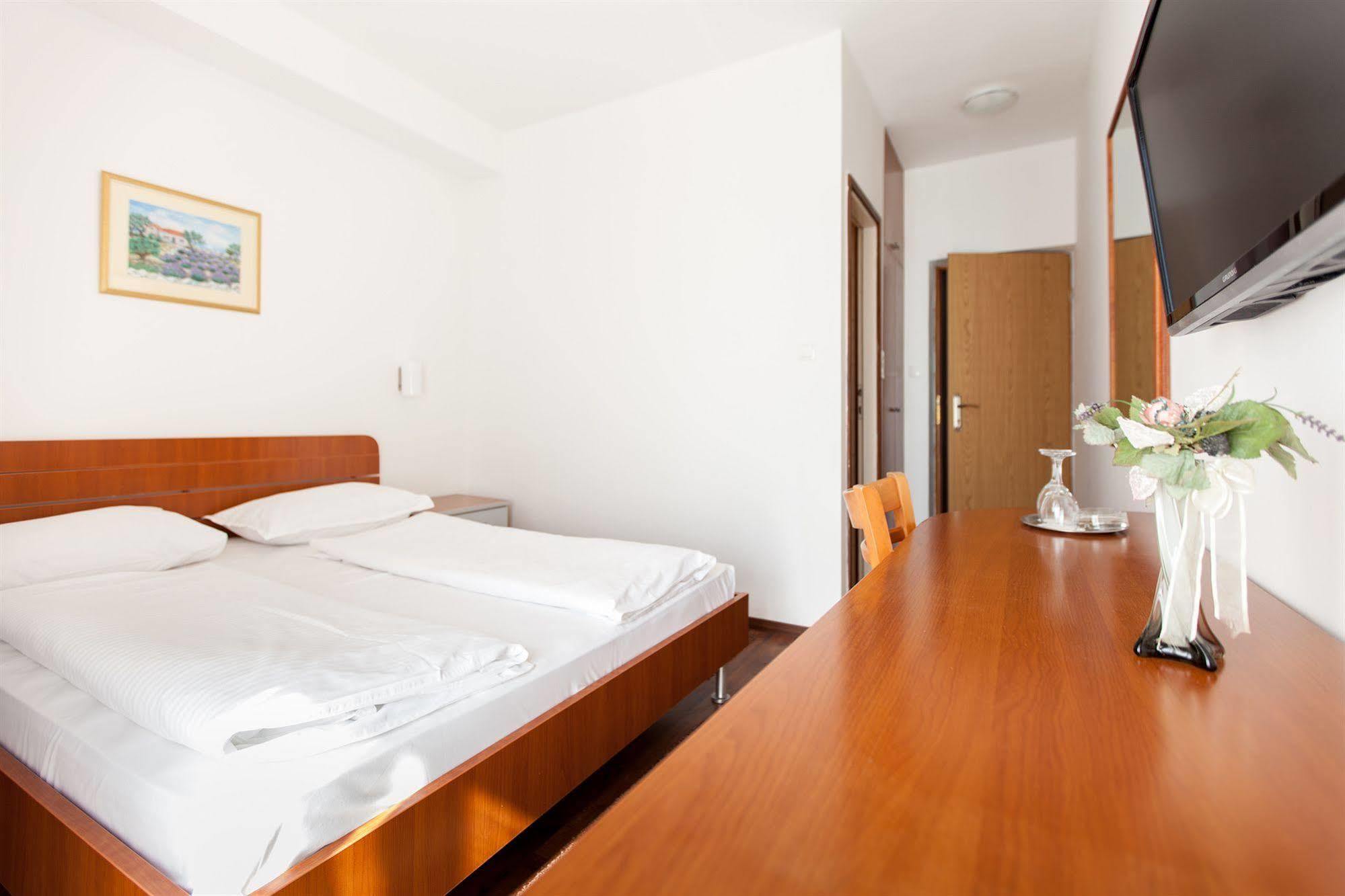 Pansion Amigos Hotell Podstrana Exteriör bild