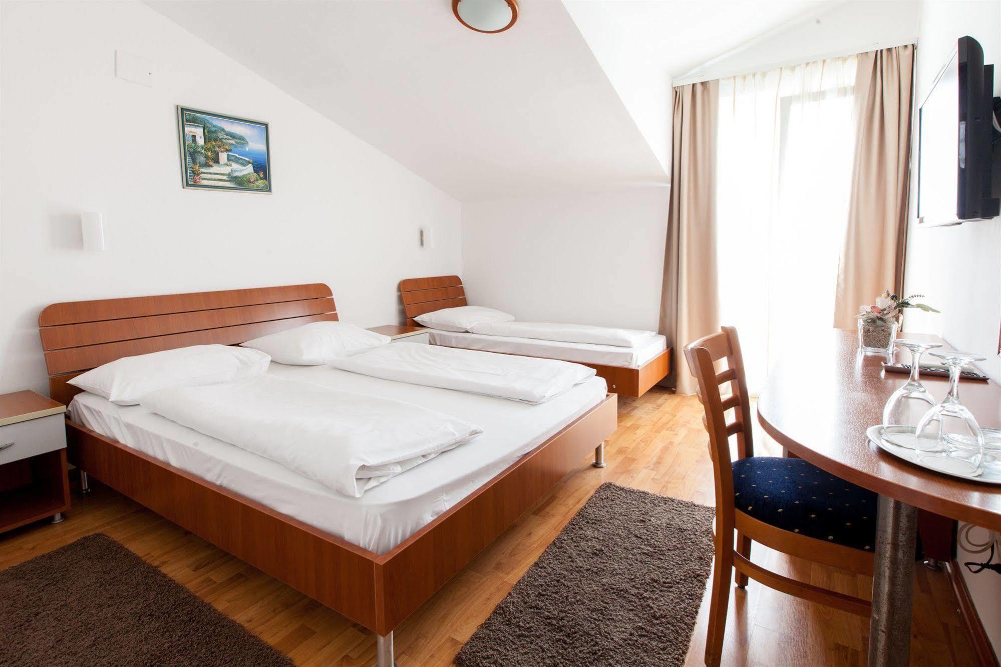 Pansion Amigos Hotell Podstrana Exteriör bild