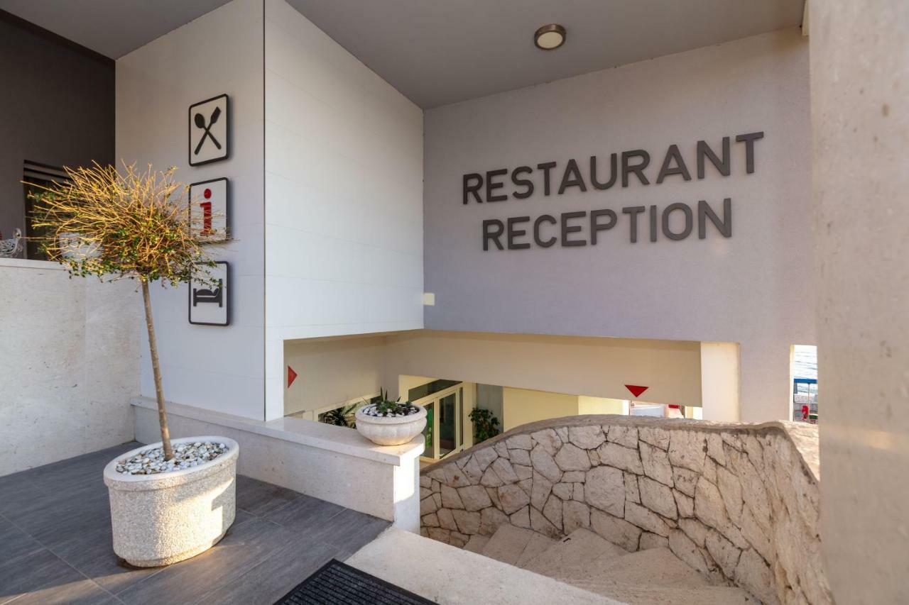 Pansion Amigos Hotell Podstrana Exteriör bild