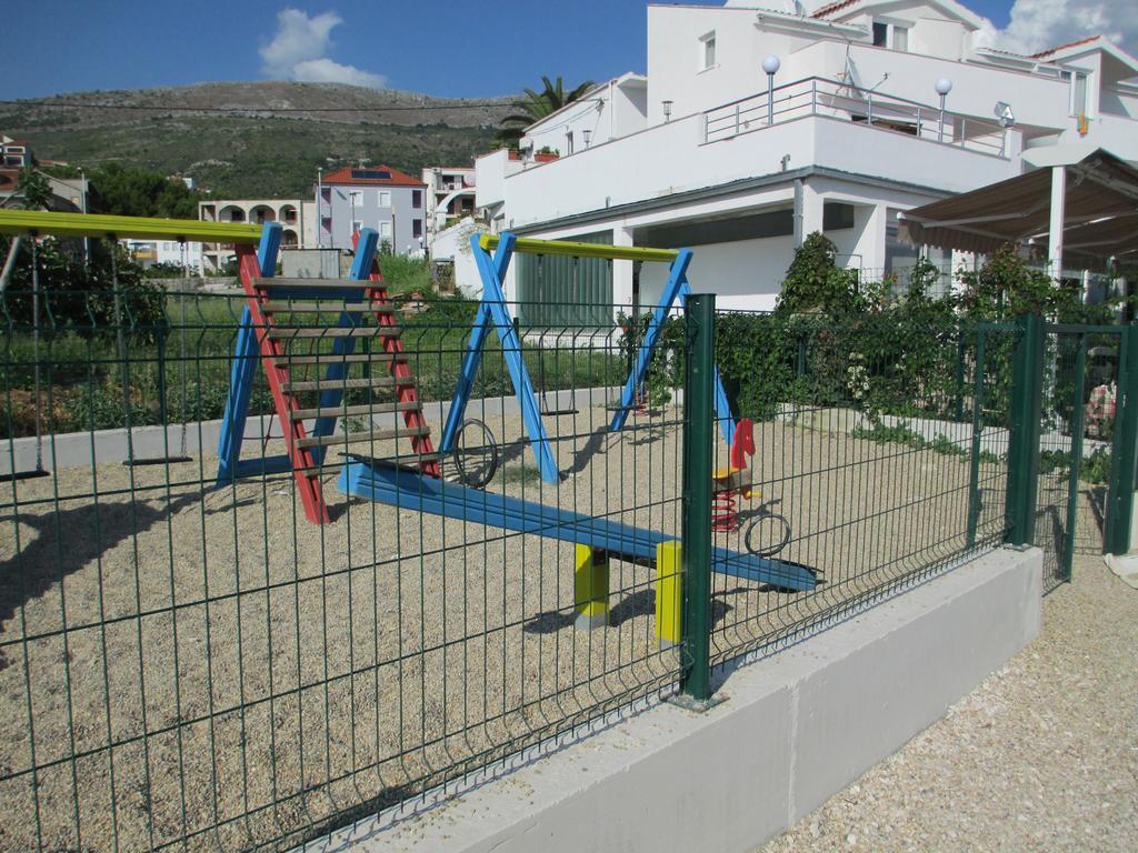 Pansion Amigos Hotell Podstrana Exteriör bild
